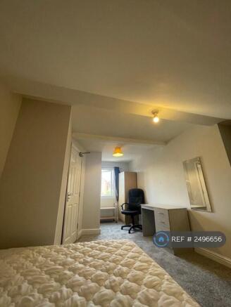 4 bed Semi-Detached to rent Image 8