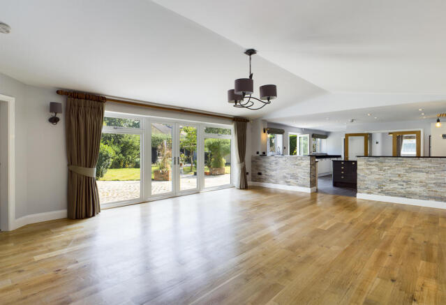 FAMILY ROOM/LOUNGE