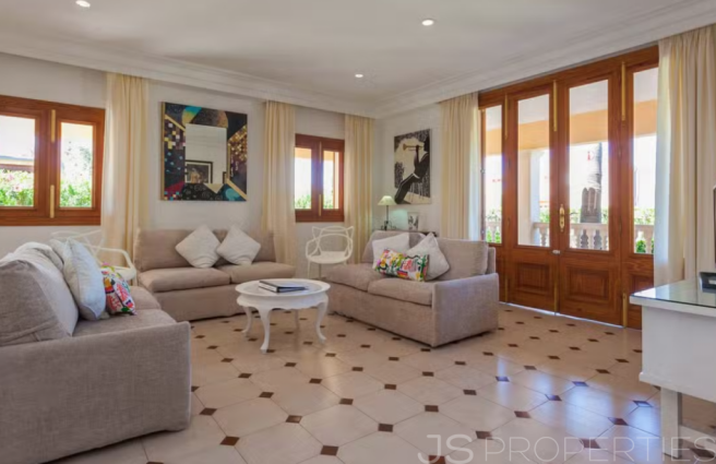 VILLA WITH RENTAL LICENCE