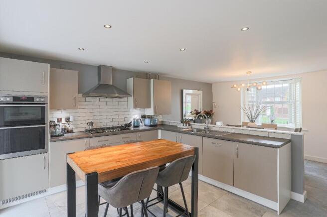 5 bed Detached for sale Image 7