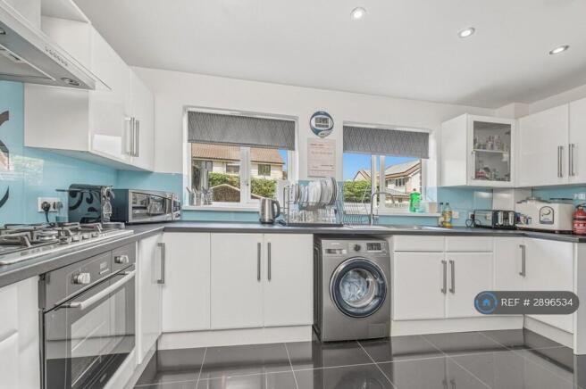 4 bed Detached to rent Image 8