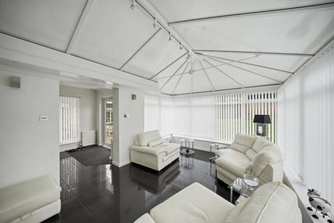 5 bed Detached for sale Image 11