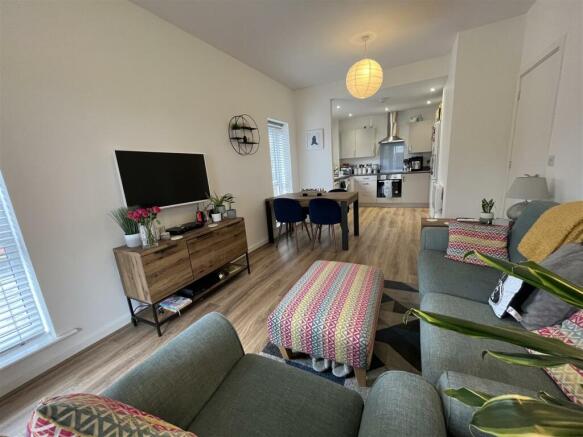 Open Plan Lounge & Dining Kitchen