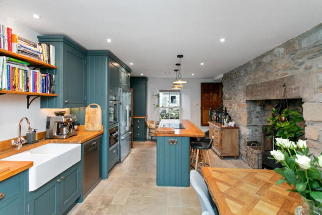 5 bed Detached for sale Image 4