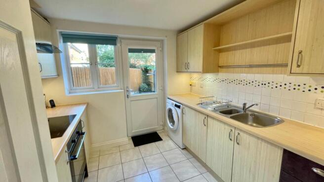 Lingfield Crescent, Stratford-upon-Avon photo 4