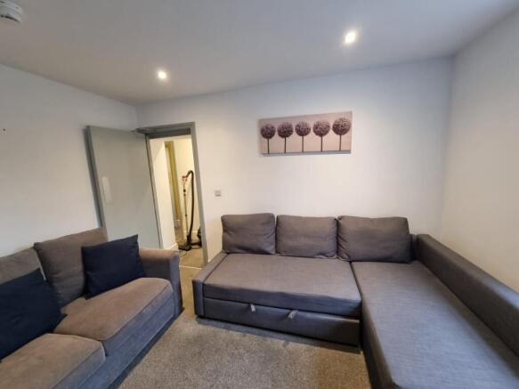 1 bed House Share to rent Image 5