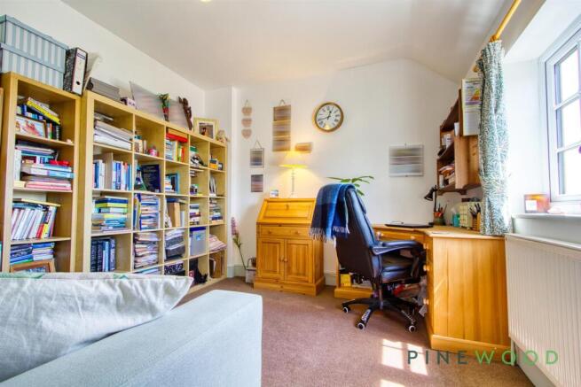 BEDROOM / STUDY