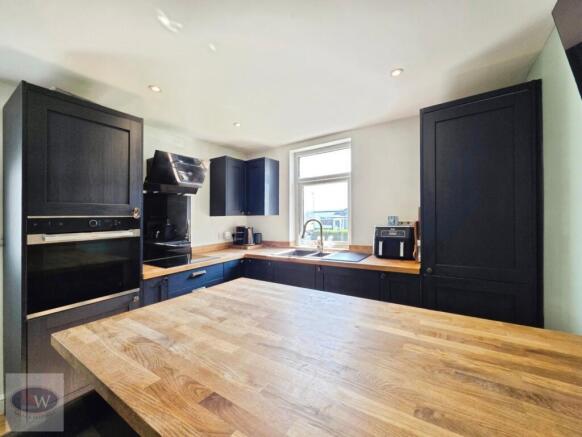 4 bed Semi-Detached Bungalow for sale Image 10
