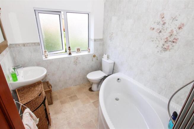 FIRST FLOOR FAMILY BATHROOM