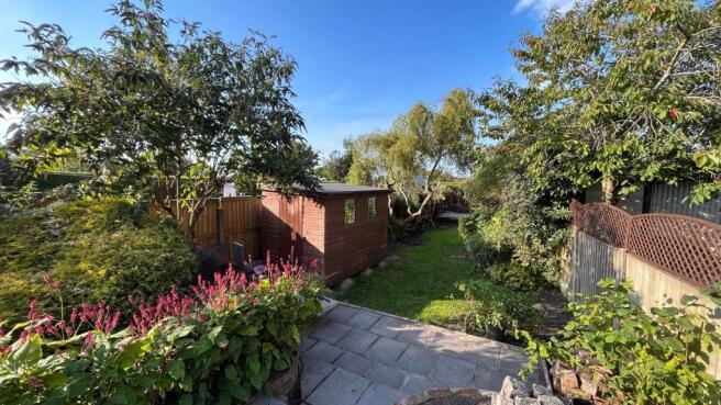 Extensive rear garden