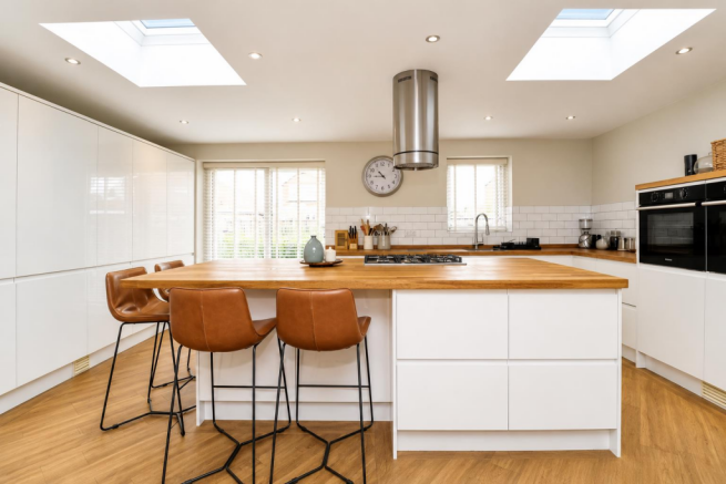 5 bed Detached for sale Image 6