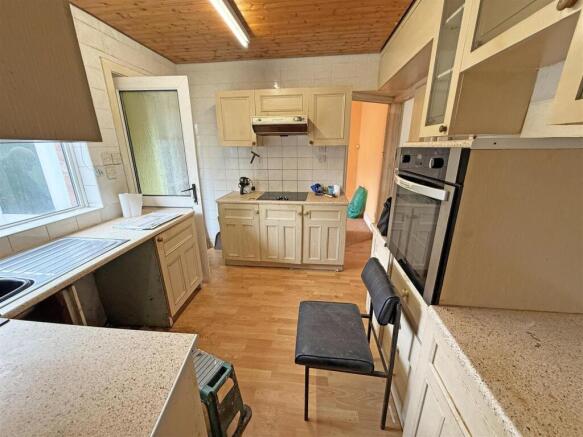Roxby Gardens Kitchen Pic 2.jpg