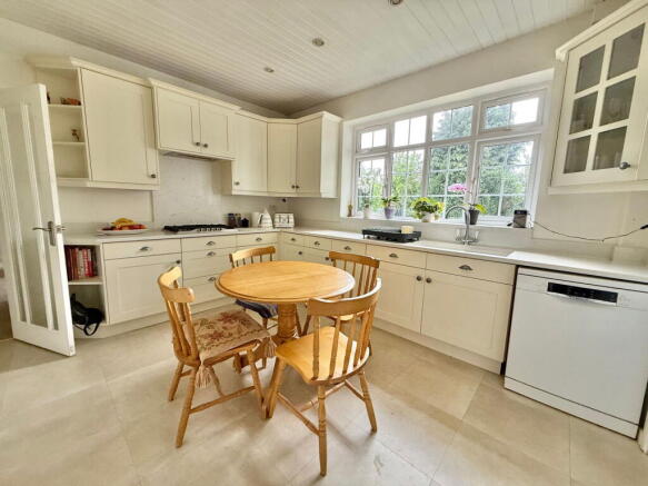 4 bed Detached for sale Image 5