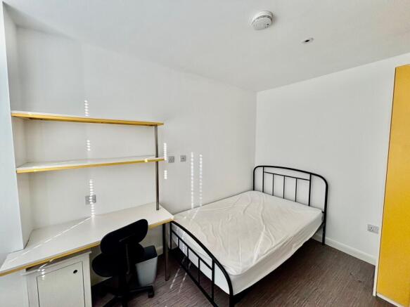 4 bed House to rent Image 4