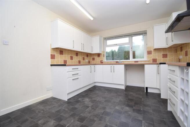 4 bed Detached to rent Image 5