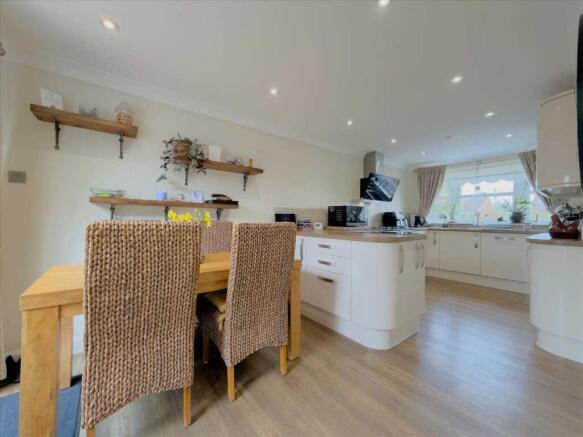 4 bed Semi-Detached for sale Image 10