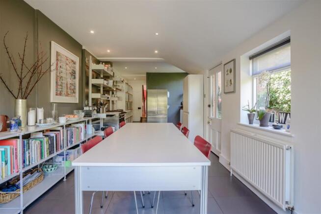 8390710-interior11.jpg