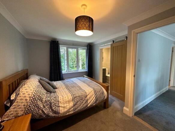 Double bedroom with en-suite shower room