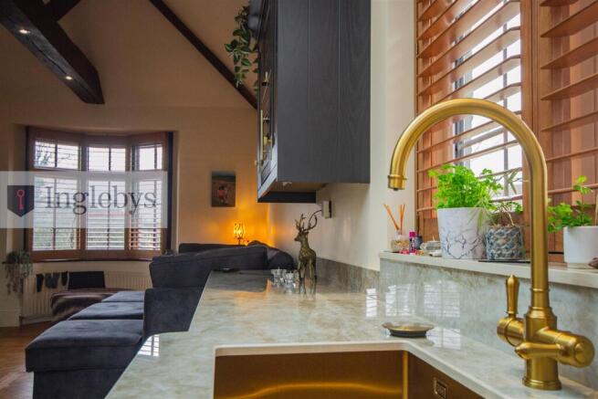 6 bed Detached for sale Image 7