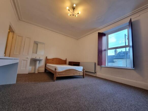 6 bed Terraced to rent Image 4