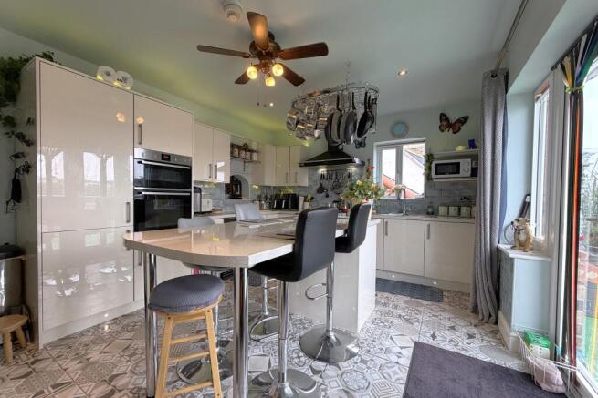 4 bed Detached for sale Image 5