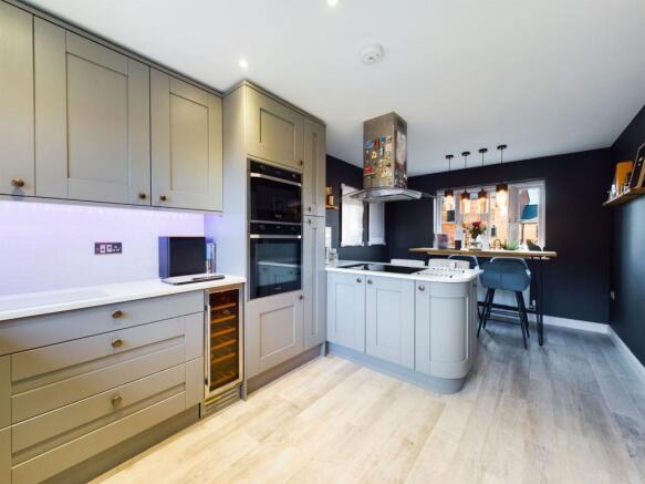 KITCHEN/DINING ROOM
