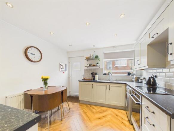 BREAKFASTING KITCHEN