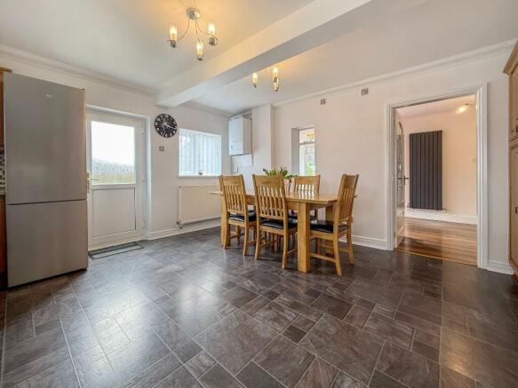 4 bed Detached for sale Image 9