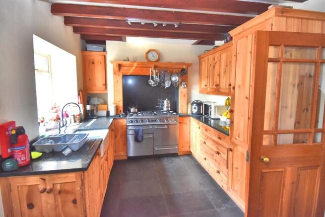 KITCHEN/DINING ROOM
