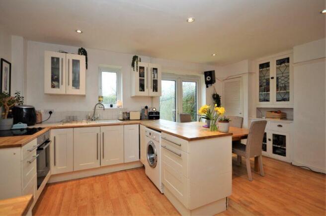 KITCHEN / DINING ROOM