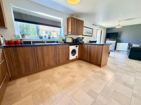 4 bed Detached for sale Image 5