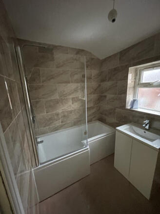 4 bed House to rent Image 9