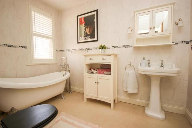 family bathroom.JPG