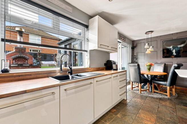3 bed Semi-Detached for sale Image 6