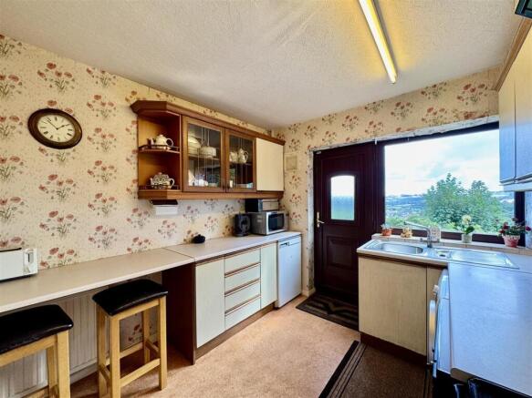 4 bed Detached Bungalow for sale Image 9