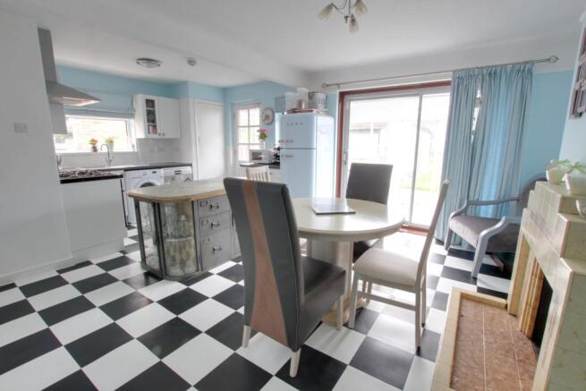 KITCHEN / FAMILY ROOM
