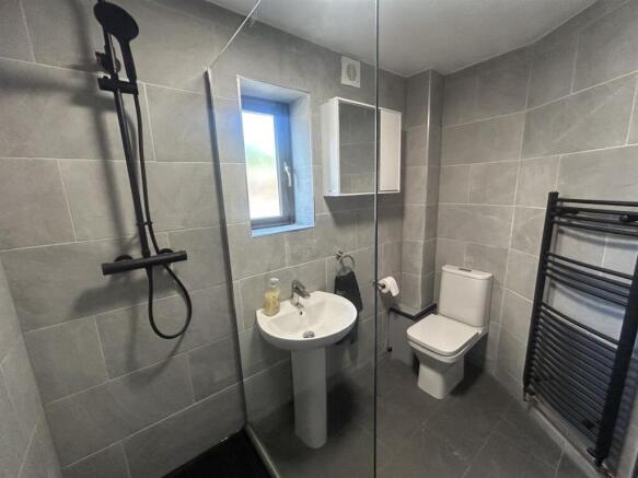 15 Naseby bathroom.jpg