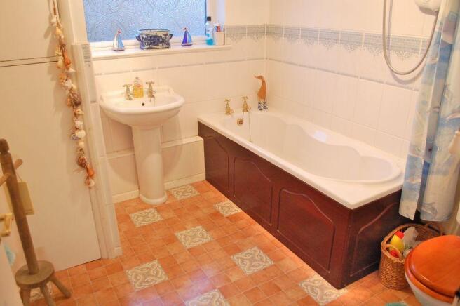 FAMILY BATHROOM