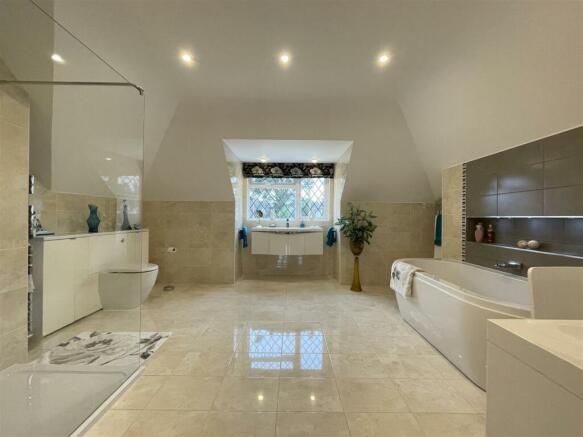 15. Principal bed ensuite.jpg