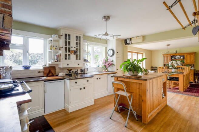5 bed Detached for sale Image 8