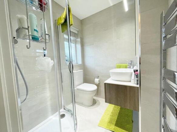 EN SUITE SHOWER ROOM/WC