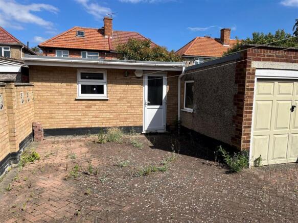 18 Roseville Avenue gdn sunny.jpg