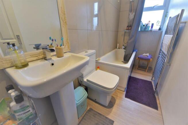 4 bed House to rent Image 12