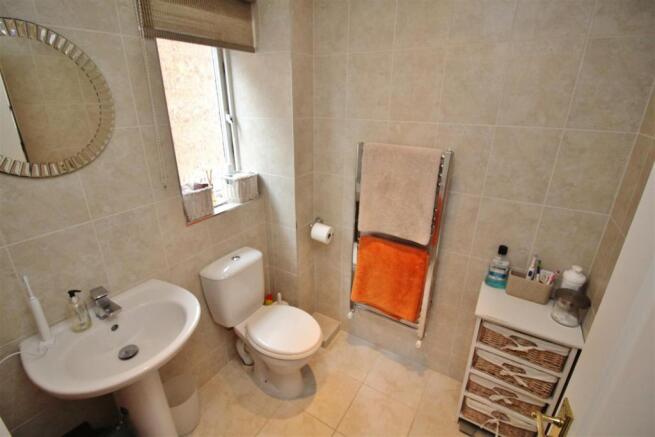 27 Bed 1 en-suite.JPG
