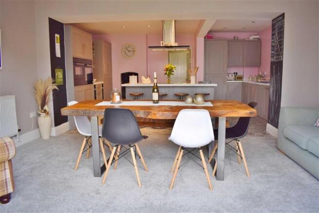 KITCHEN / FAMILY ROOM