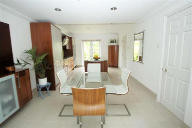 KITCHEN/BREAKFAST RO
