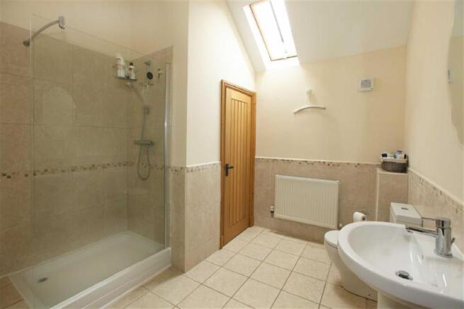 EN-SUITE SHOWER ROOM