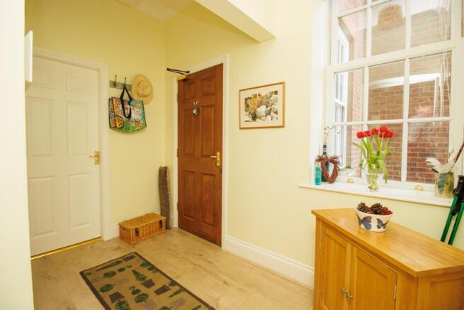3 bed Ground Flat for sale Image 5
