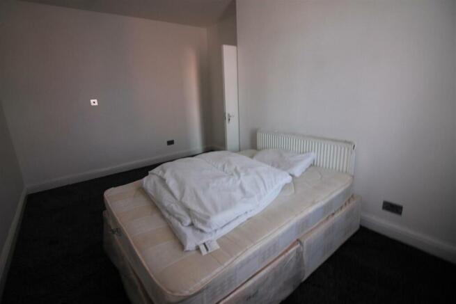 4 bed House to rent Image 8