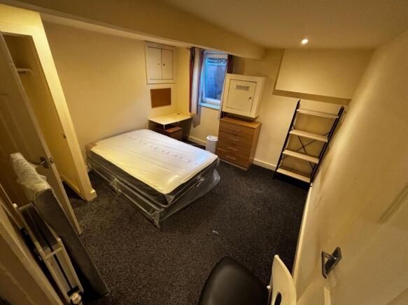 Neat double bedroom with a double mattress, com...